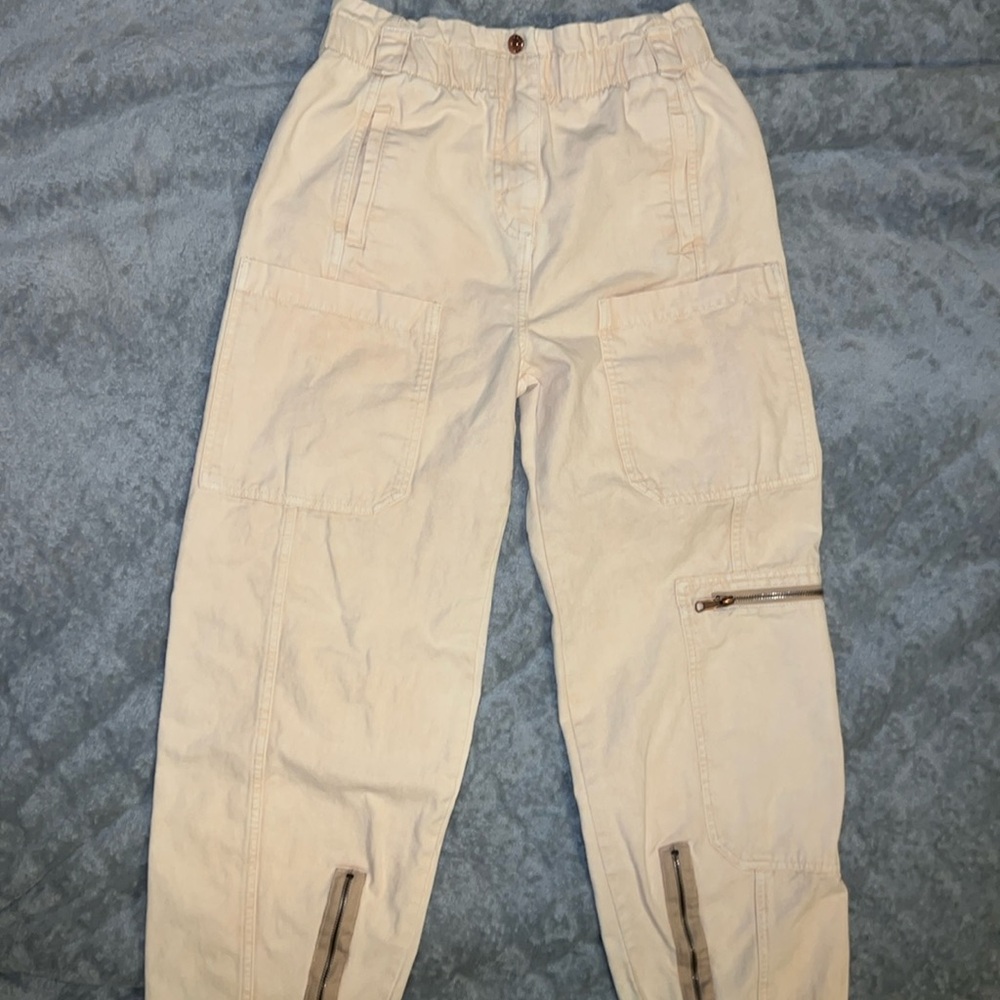 BDG Urban outfitters Cargo Capri/ Denim
Cream acid wash Size small